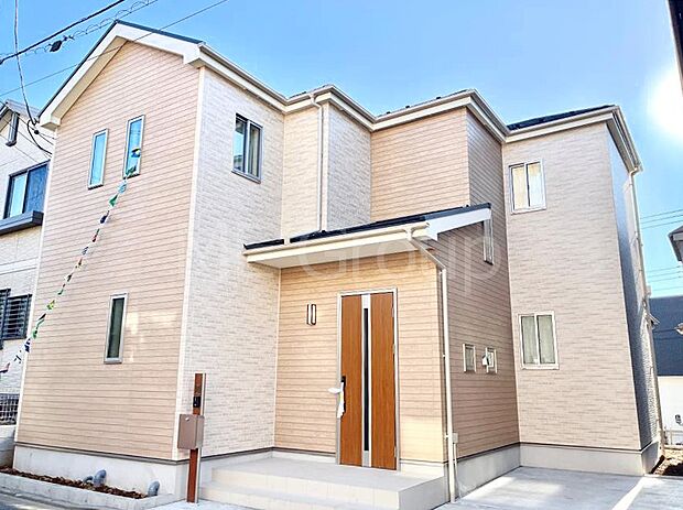 【現地外観写真】暮らしやすさと居心地の良さにこだわったシンプルで飽きのこないデザイン !