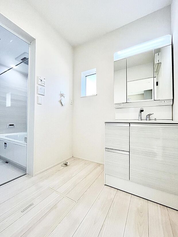 【脱衣場】清潔感ある洗面化粧室で朝の身支度も快適