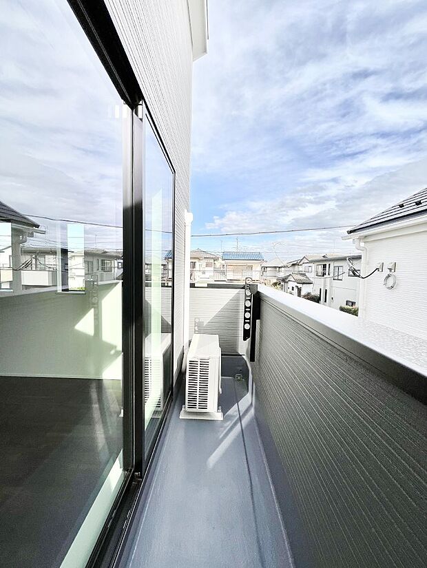 【バルコニー】ゆったりバルコニーだから沢山お洗濯ものを干せます。