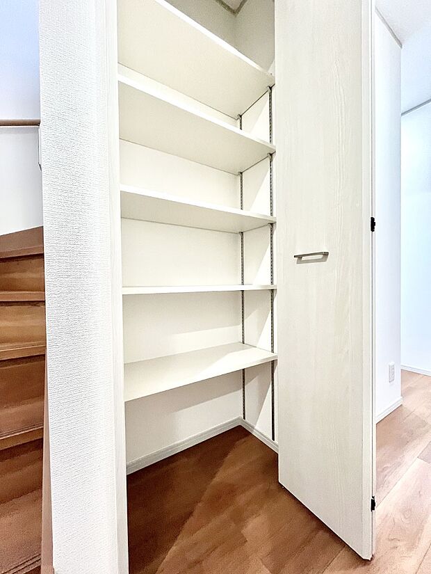 【廊下収納】廊下収納。掃除道具や季節の小物を収納することができます。