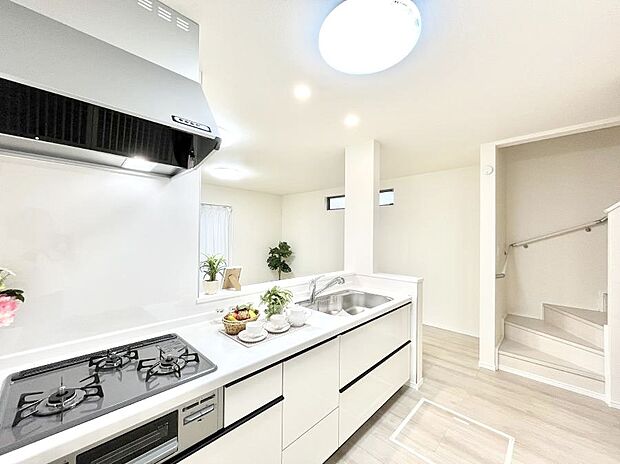 【ダイニングキッチン】料理をしながらでもご家族との会話を楽しめる対面キッチン