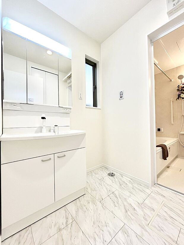 【脱衣場】清潔感のある快適空間です。毎日の身支度も気持ち良くお使い頂けます。