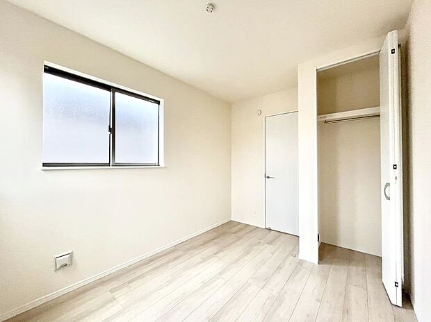 【寝室】収納が充実しているので居住スペースを広々使えます  