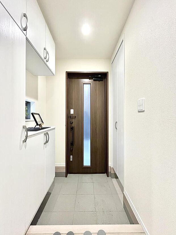 【玄関】明るい玄関はお客様をお出迎えするのにぴったりです！