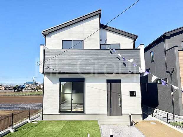 【現地外観写真】暮らしやすさと居心地の良さにこだわったシンプルで飽きのこないデザイン ！