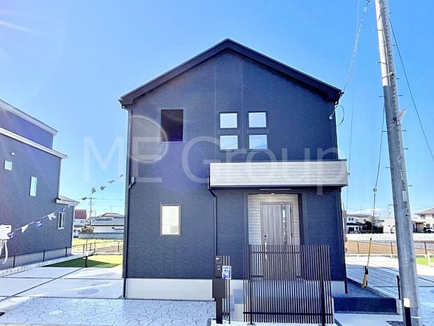 【現地外観写真】暮らしやすさと居心地の良さにこだわったシンプルで飽きのこないデザイン ！