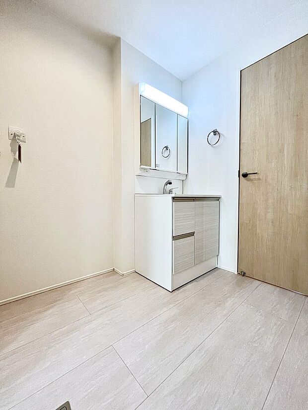 【脱衣場】清潔感のある快適空間です。毎日の身支度も気持ち良くお使い頂けます。 