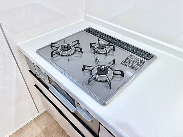 【Ｓｉセンサーコンロ】ガスコンロはＳｉセンサー搭載。火力調節や焦げ付き・消し忘れも防いでくれます。