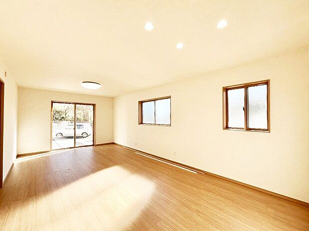 【リビングダイニング】大きな窓からたっぷりの陽光と風を感じられるリビング