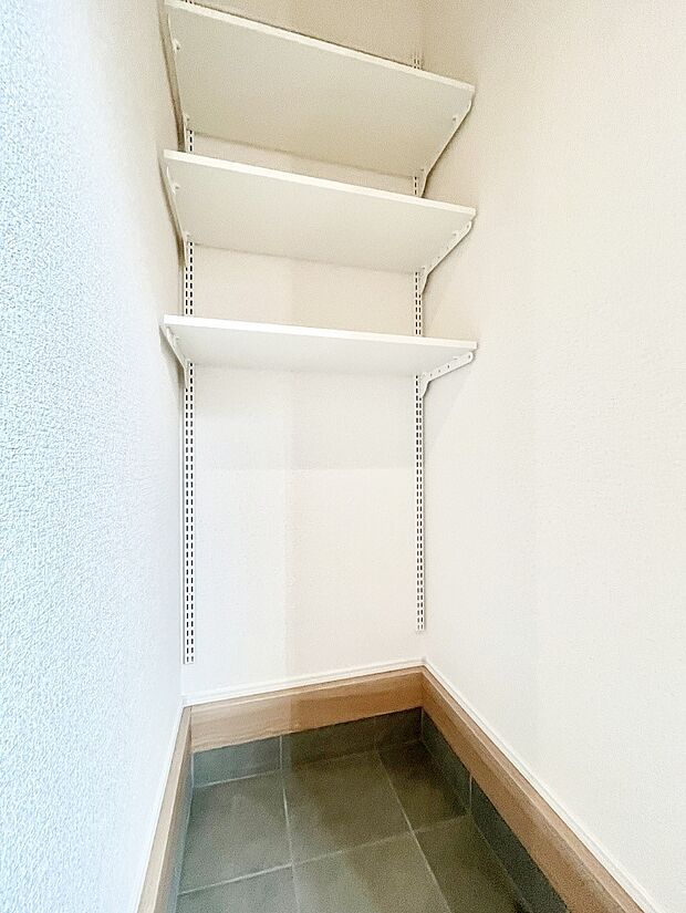【収納】シューズインクローク付き！雨具やベビーカーも置けます。