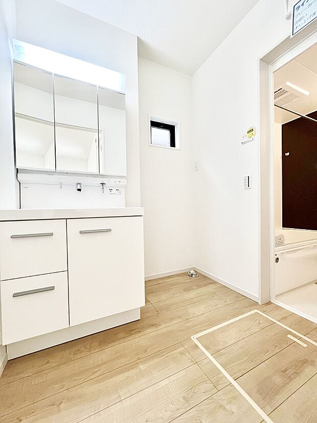 【脱衣場】清潔感ある洗面化粧室で朝の身支度も快適