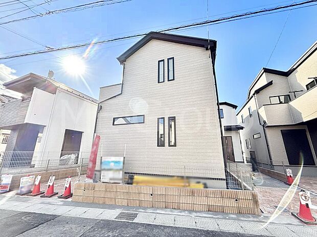 【現地外観写真】洗練された外観、上質な住空間が広がる室内は永く安心して過ごせる住居です。