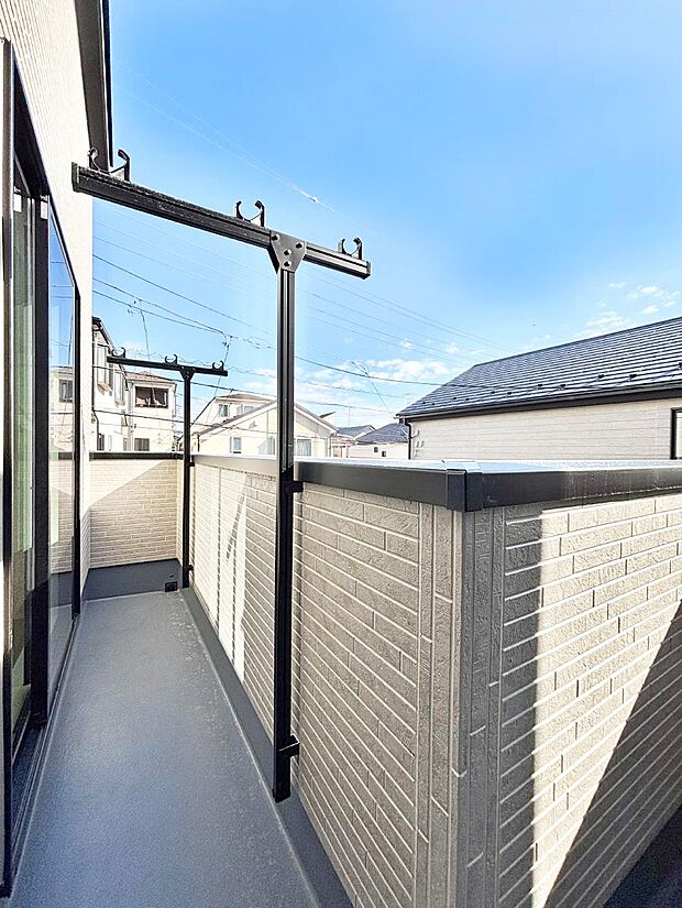 【バルコニー】ゆったりバルコニーだから沢山お洗濯ものを干せます。