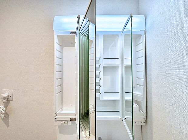 【三面鏡裏収納】三面鏡の裏に、化粧品や衛生用品などを収納可能。洗面台をすっきりと保ちます！