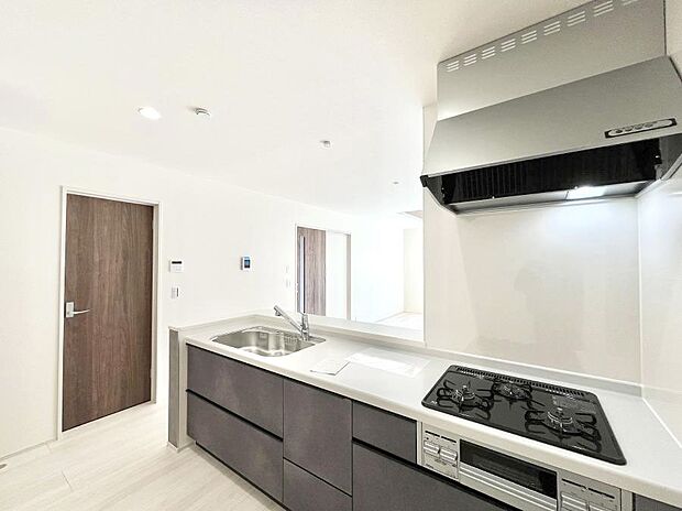 【ダイニングキッチン】料理をしながらでもご家族との会話を楽しめる対面キッチン