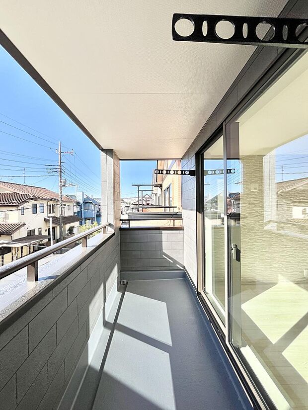 【バルコニー】暖かな陽光が降り注ぐバルコニーはお洗濯におすすめ。爽やかな風も心地よいです。 