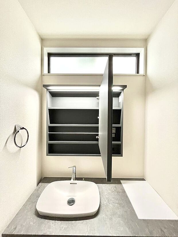 【鏡裏収納】鏡の裏に、化粧品や衛生用品などを収納可能。洗面台をすっきりと保ちます！  