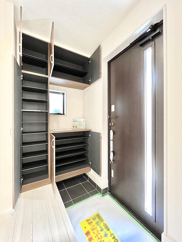 【シューズボックス】たっぷり収納できるシューズボックスで家族全員の靴も、玄関すっきり。  