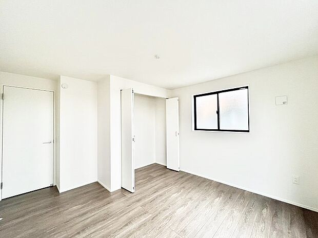 【寝室】収納が充実しているので居住スペースを広々使えます  