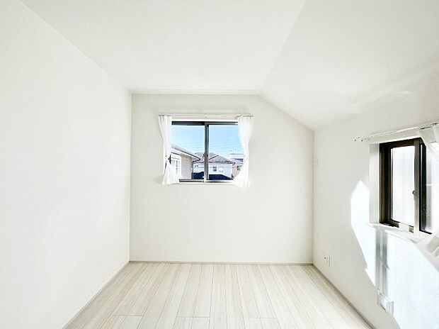 【子供部屋】窓からのやさしい光が心地よいプライベートルーム