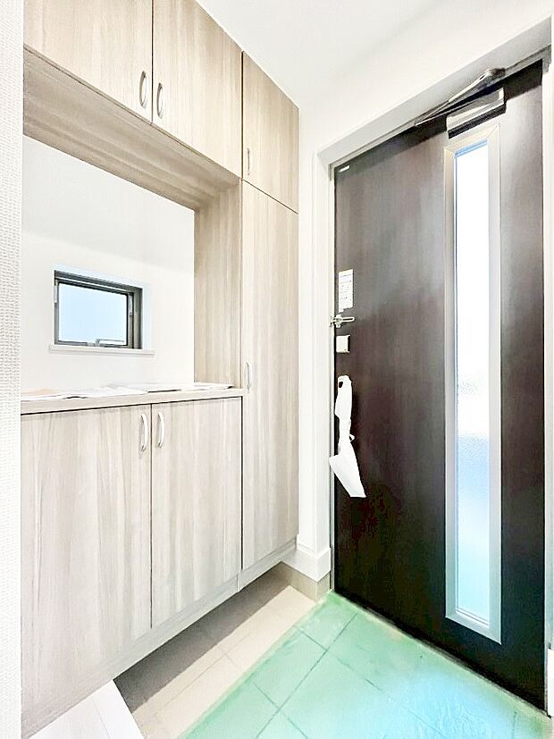 【玄関】家族の帰宅やお客様をあたたかく迎える玄関