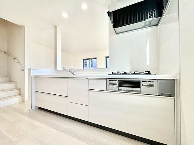 【ダイニングキッチン】料理をしながらでもご家族との会話を楽しめる対面キッチン