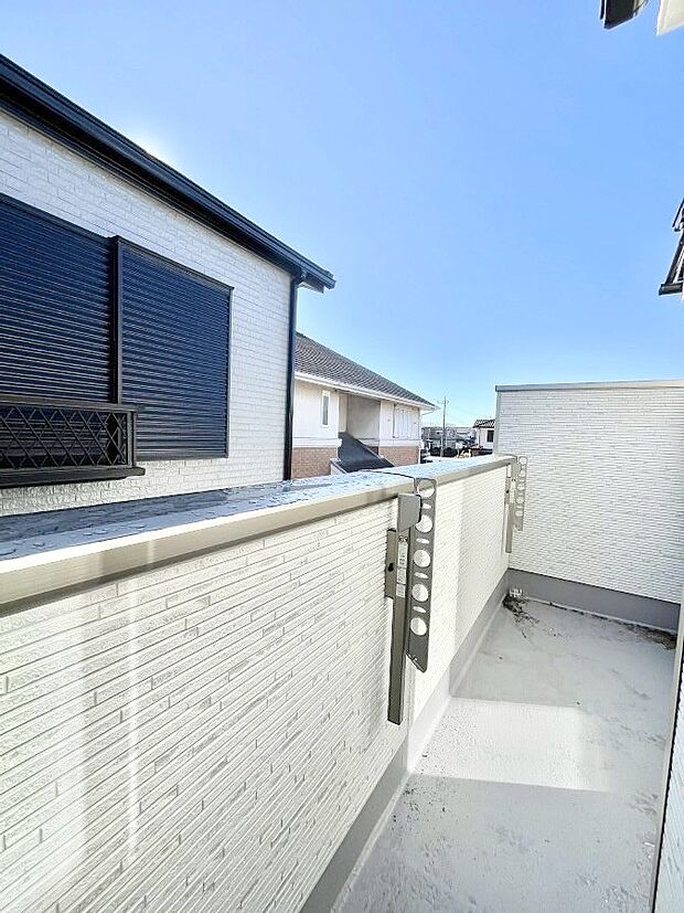 【バルコニー】気持ちよい陽光と風を感じられます