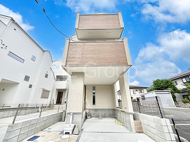 【現地外観写真】暮らしやすさと居心地の良さにこだわったシンプルで飽きのこないデザイン ！