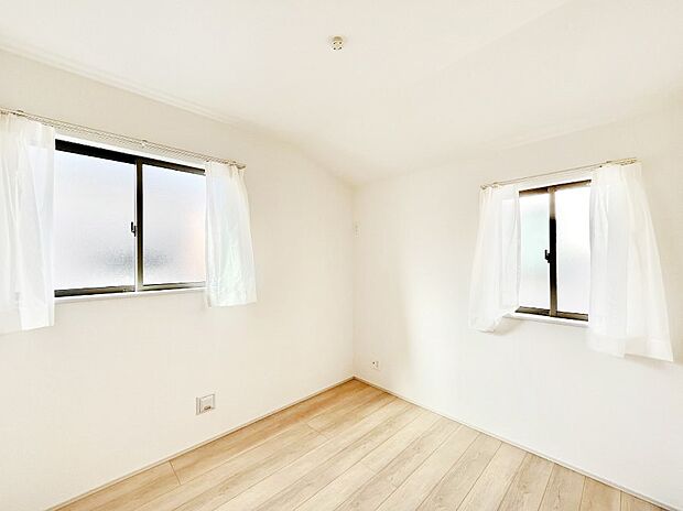 【寝室】使いやすい形でベットや家具の置き方にも困ることもありません。   