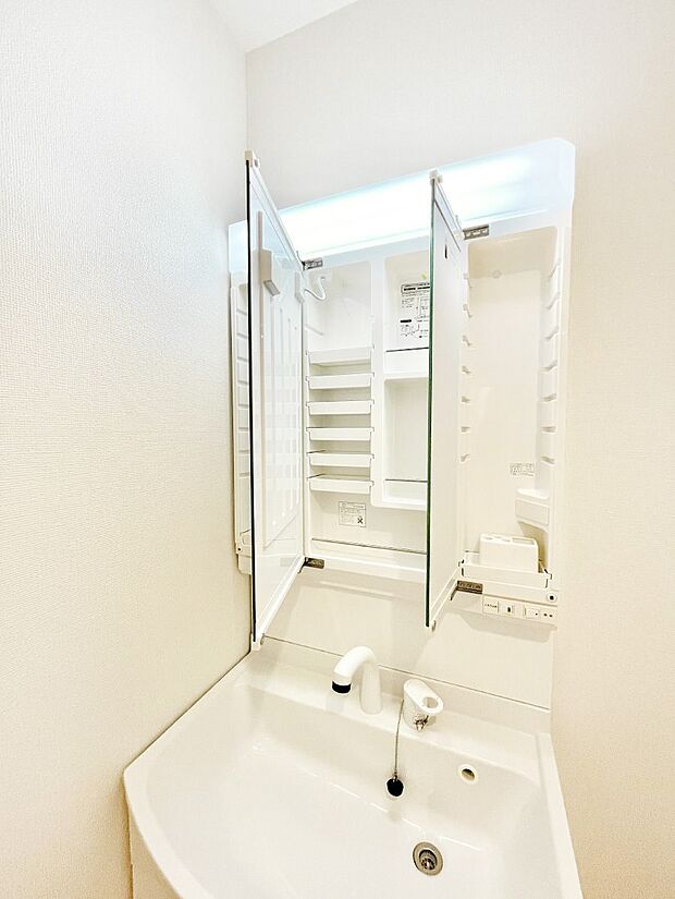 【三面鏡裏収納】三面鏡の裏に、化粧品や衛生用品などを収納可能。洗面台をすっきりと保ちます！