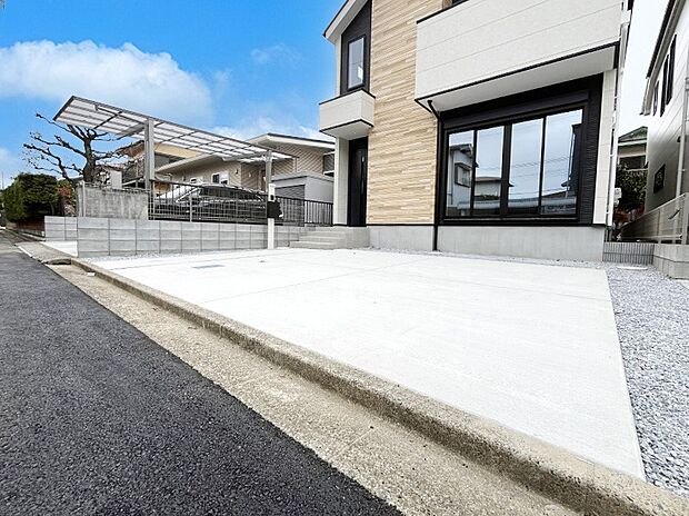 【駐車場】車の出し入れスムーズ！並列駐車2台分のカースペース付きです。