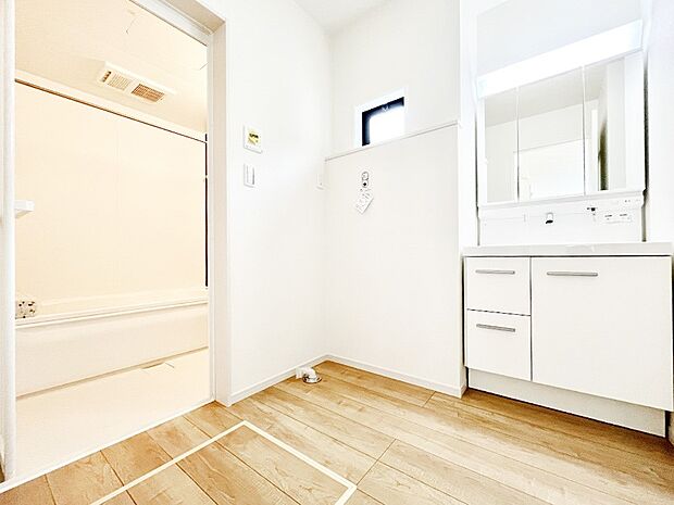 【脱衣場】清潔感のある快適空間です。毎日の身支度も気持ち良くお使い頂けます！