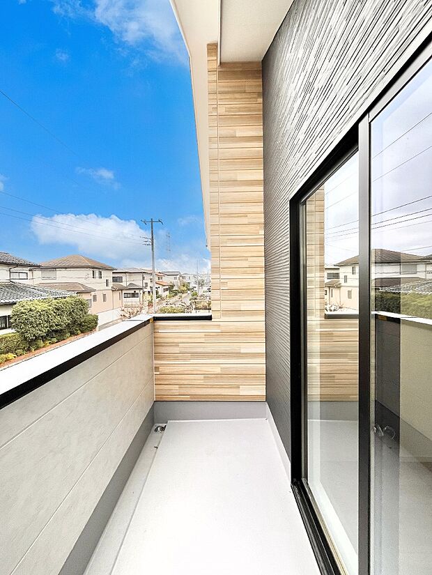 【バルコニー】暖かな陽光が降り注ぐバルコニーはお洗濯におすすめ。爽やかな風も心地よいです。 