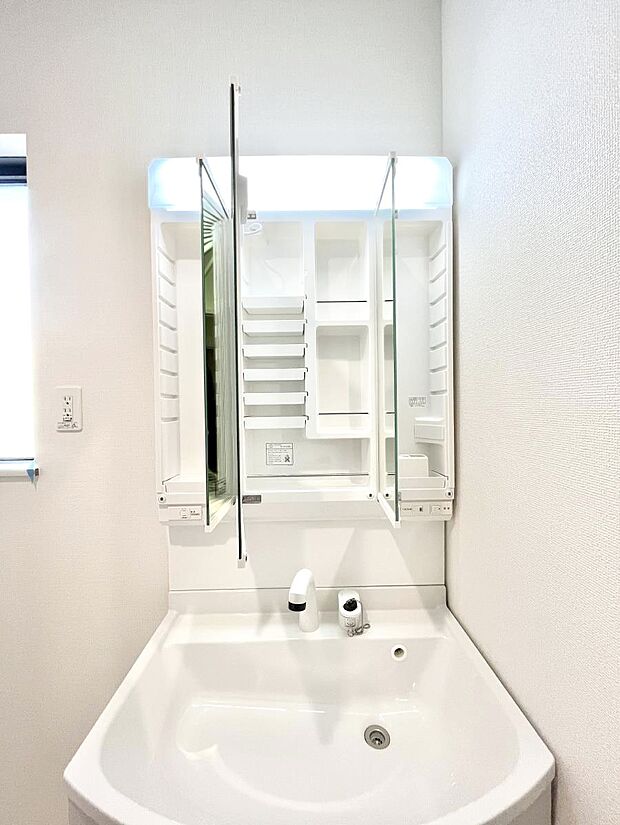 【三面鏡裏収納】三面鏡の裏に、化粧品や衛生用品などを収納可能。洗面台をすっきりと保ちます！