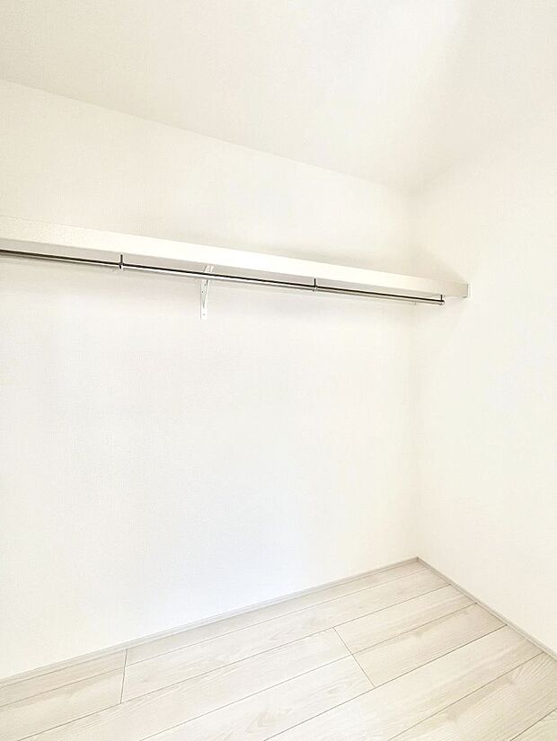 【ウォークインクローゼット】ウォークインクローゼット付きで生活空間を広く利用できます。