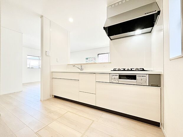 【ダイニングキッチン】リビングで遊ぶお子様を見守りながらお料理ができる対面キッチン。  