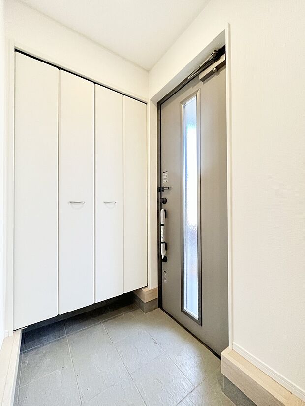 【玄関】明るい玄関はお客様をお出迎えするのにぴったりです！