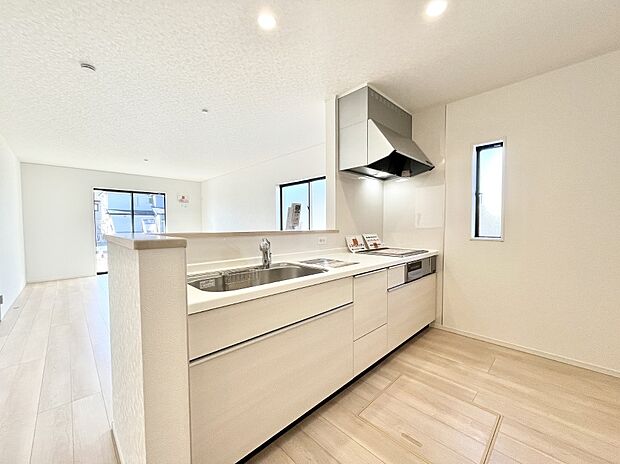 【ダイニングキッチン】料理をしながらご家族との会話を楽しめる対面カウンターキッチン