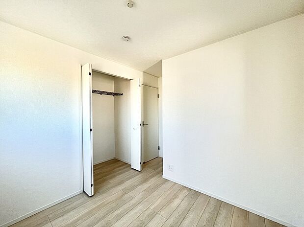 【寝室】収納が充実しているので居住スペースを広々使えます