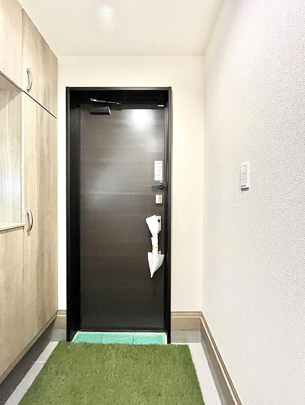 【玄関】明るい玄関はお客様をお出迎えするのにぴったりです！