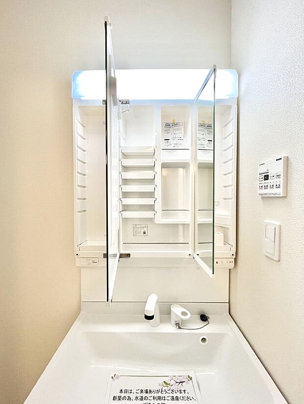 【三面鏡裏収納】三面鏡の裏に、化粧品や衛生用品などを収納可能。洗面台をすっきりと保ちます！