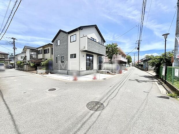 【前面道路含む現地写真】角地なので日当たりも良く、お家が堂々として見えます。