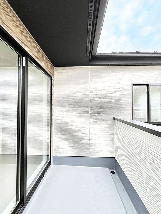 【バルコニー】暖かな陽光が降り注ぐバルコニーはお洗濯におすすめ。爽やかな風も心地よいです。