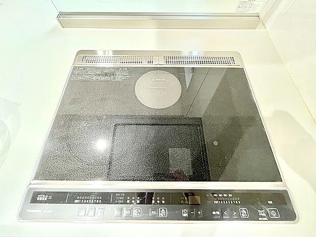 【IHクッキングヒーター】IHクッキングヒーターは天板の調理面がフラットなので調理後はサッと一拭きするだけ！