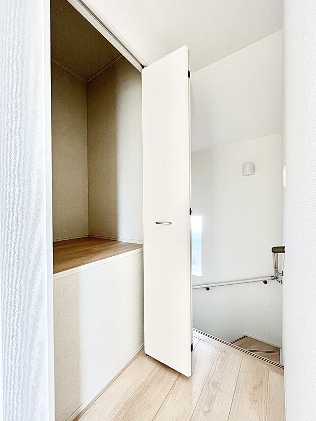 【廊下収納】掃除用具や生活雑貨の保管に便利な廊下収納  