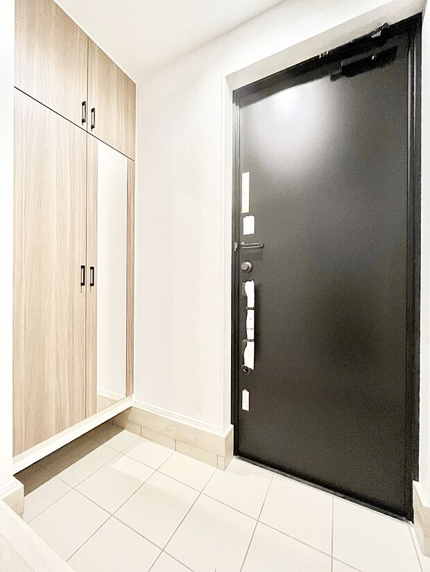 【玄関】トールミラーが空間に広がりを感じさせてくれます