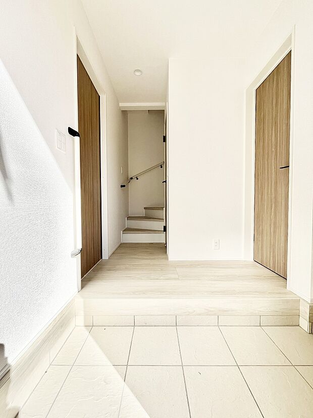 【玄関】家族の帰宅やお客様をあたたかく迎える玄関