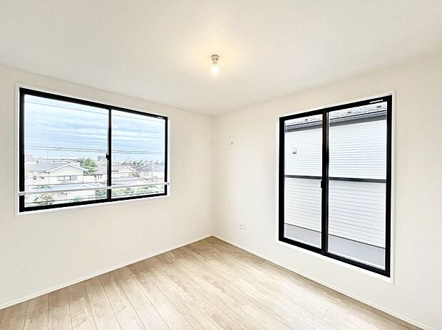 【寝室】２面採光なので、明るく風通しも良く心地良い生活が送れます。