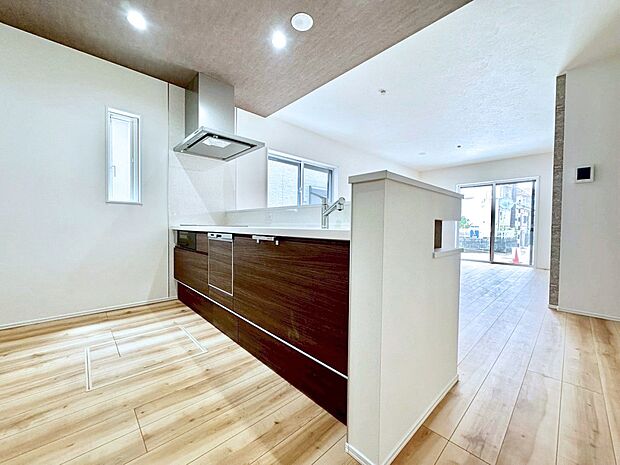 【ダイニングキッチン】料理をしながらでもご家族との会話を楽しめる対面キッチン