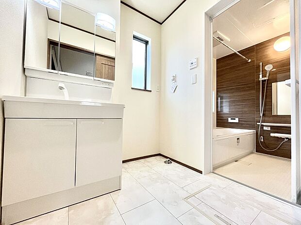 【脱衣場】清潔感のある快適空間です。毎日の身支度も気持ち良くお使い頂けます。 